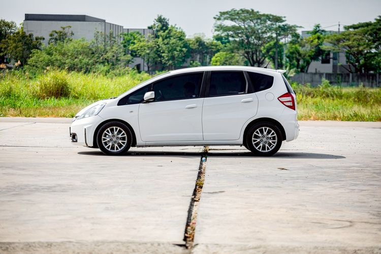 Honda Jazz 2011 1.5 S Sedan เบนซิน เกียร์อัตโนมัติ ขาว รูปที่ 3