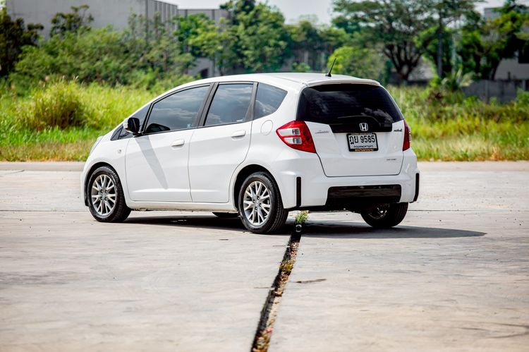 Honda Jazz 2011 1.5 S Sedan เบนซิน เกียร์อัตโนมัติ ขาว รูปที่ 4