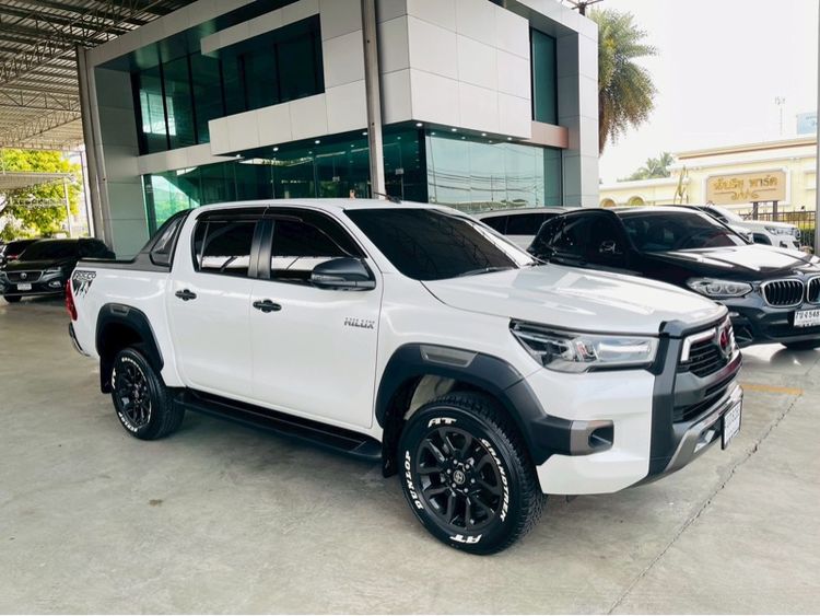 รถ Toyota Hilux Revo Double Cab Prerunner 2x4 2.4 Rocco สี ขาว