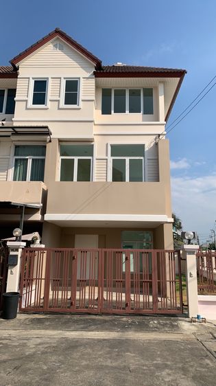 มีบางส่วน บ้านทาวน์โฮมใหม่หัวมุม 3 ชั้นเล่นระดับ รูปที่ 2