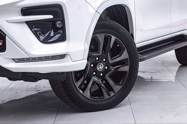 Toyota Fortuner 2023 2.8 GR Sport Black Top 4WD Utility-car ดีเซล ไม่ติดแก๊ส เกียร์อัตโนมัติ ขาว รูปที่ 4