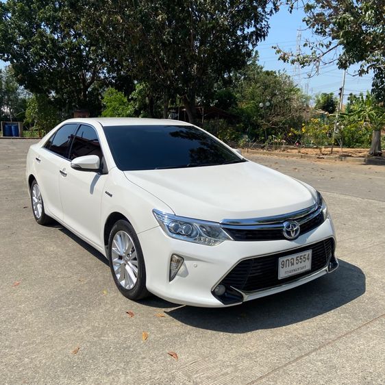 รถ Toyota Camry 2.5 HV Premium สี ขาว
