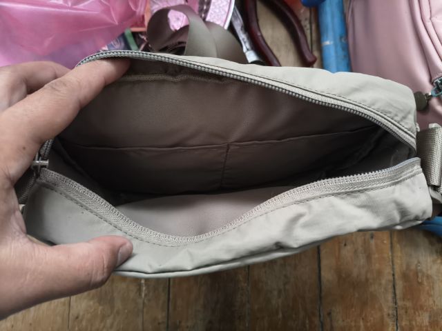 กระเป๋าสะพายข้าง