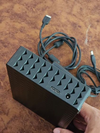 อุปกรณ์ในภาพคือฮาร์ดดิสก์แบบพกพา Seagate Expansion Desktop Drive ขนาด 2TB รุ่น SRDONF2 รูปที่ 2