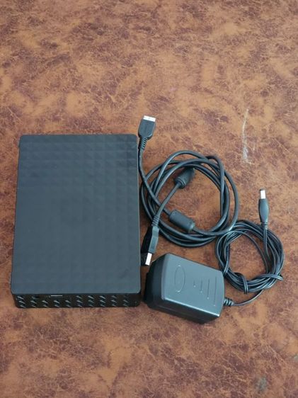 ที่เก็บข้อมูลและเมมโมรี่การ์ด อุปกรณ์ในภาพคือฮาร์ดดิสก์แบบพกพา Seagate Expansion Desktop Drive ขนาด 2TB รุ่น SRDONF2