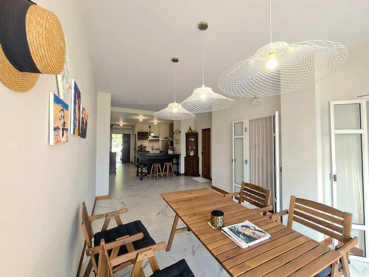 อื่นๆ ไม่อนุญาต ตกแต่งครบ สร้างเสร็จก่อน 2010 ขายด่วน คอนโดติดทะเลแท้ พัทยา ห้องพิเศษ ลงนิตยสาร บ้านและสวน