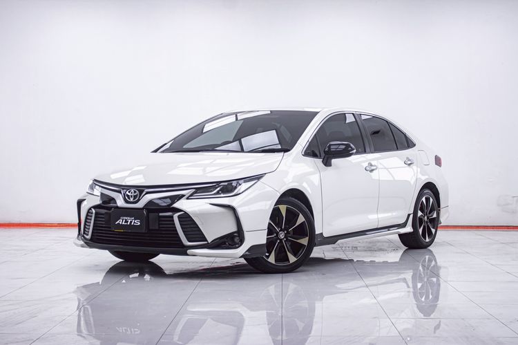 รถ Toyota Altis 1.8 GR Sport CVT สี ขาว
