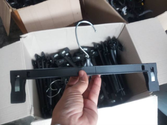 ไม้แขวนแบบหนีบมือสอง สินค้ายังใหม่ ขายโล๊ะ โหลละ 60 บาทเท่านั้น