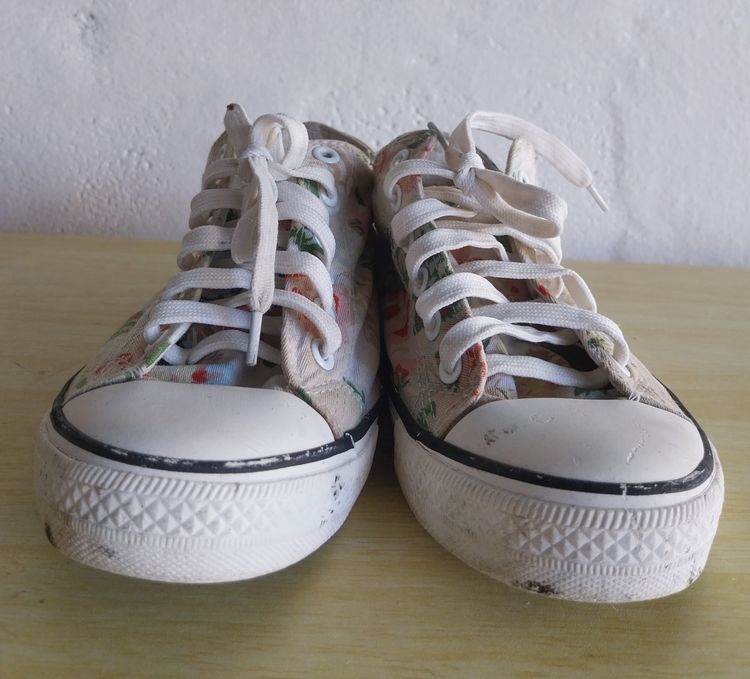 รองเท้าผ้าใบลายดอกไม้ รูปที่ 2