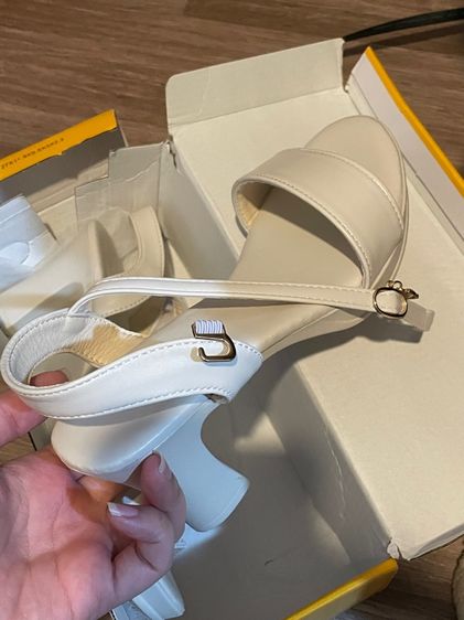 รองเท้าส้นสูง