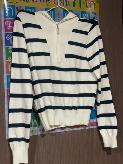 ขายเสื้อไหมพรมลายขวาง สีขาว–น้ำเงิน คอพับกว้าง ดีไซน์ดู casual รูปที่ 2