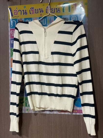 ขายเสื้อไหมพรมลายขวาง สีขาว–น้ำเงิน คอพับกว้าง ดีไซน์ดู casual