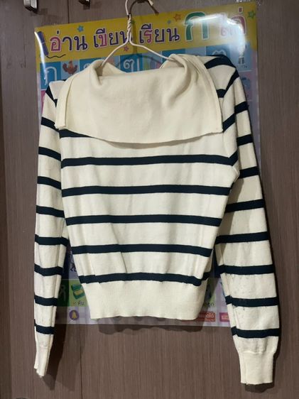 ขายเสื้อไหมพรมลายขวาง สีขาว–น้ำเงิน คอพับกว้าง ดีไซน์ดู casual รูปที่ 4