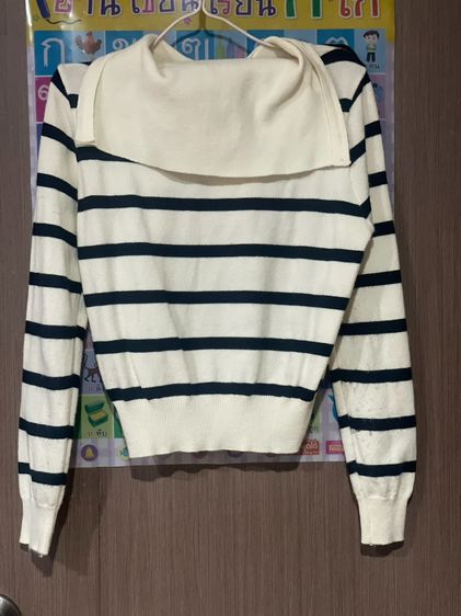 ขายเสื้อไหมพรมลายขวาง สีขาว–น้ำเงิน คอพับกว้าง ดีไซน์ดู casual รูปที่ 3