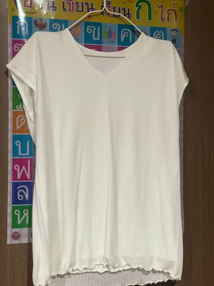 ขายเสื้อแฟชั่นมือสอง สภาพดี คอวี แขนสั้น เนื้อผ้าลายริ้ว ใส่สบาย เหมาะกับลุค casual