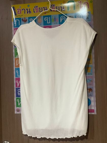 ขายเสื้อแฟชั่นมือสอง สภาพดี คอวี แขนสั้น เนื้อผ้าลายริ้ว ใส่สบาย เหมาะกับลุค casual รูปที่ 3