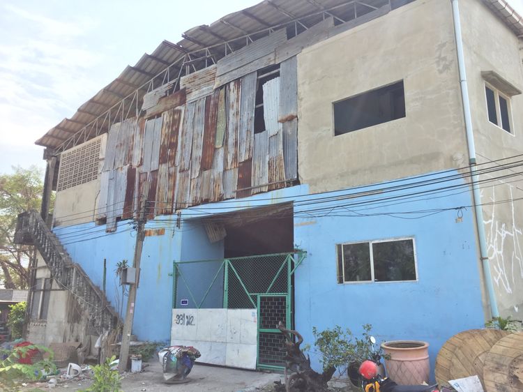 โรงงาน โกดัง เก่า ในย่านชุมชน ประชาอุทิศ90