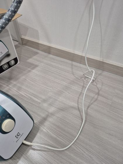 เครื่องรีดผ้าไอน้ำถนอมผ้า Electrolux Garment Steamer รุ่น EGS2103

 รูปที่ 12