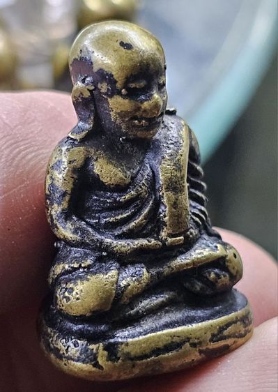 หลวงพ่อเงินพิมพ์นิยม หน้าหนุ่มมีฟัน หูประบ่า ลงรักเก่าหายากครับ รูปที่ 4