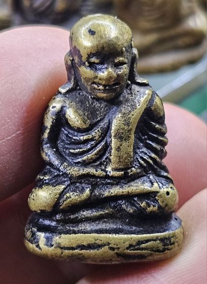 หลวงพ่อเงินพิมพ์นิยม หน้าหนุ่มมีฟัน หูประบ่า ลงรักเก่าหายากครับ