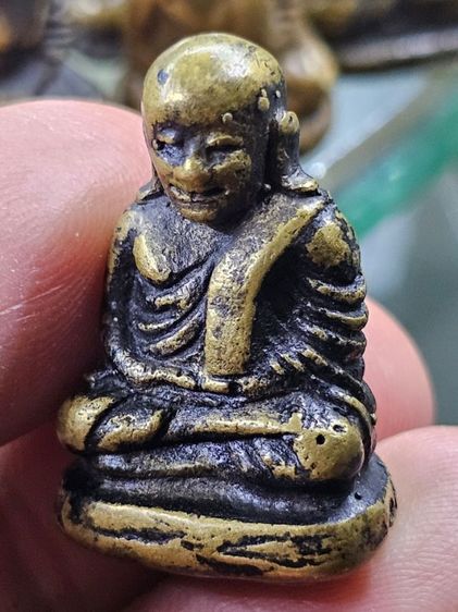 หลวงพ่อเงินพิมพ์นิยม หน้าหนุ่มมีฟัน หูประบ่า ลงรักเก่าหายากครับ รูปที่ 3