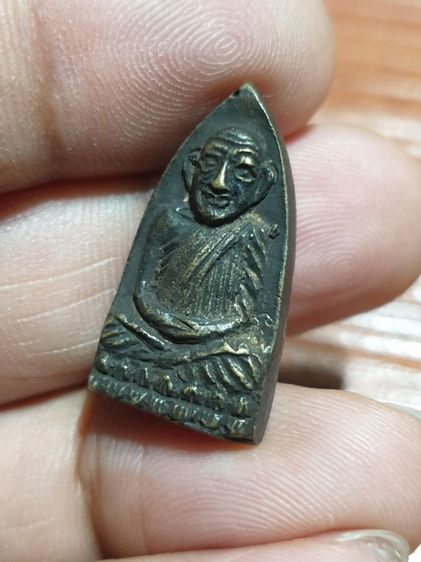 หลวงปู่ทวด พิมพ์เตารีดเล็ก หลวงพ่อด่วน วัดบางนอน ระนอง เนื้อทองผสม รุ่นแรกที่เป็นเนื้อโลหะ ปี 2531 ตอกโค๊ดมีจาร   รูปที่ 8