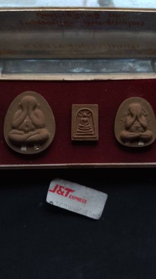 หลวงปู๋โต๊ะวัดประดู่ฉิมพลียกชุด1กล่อง3องค์พระสวยมากอยู่ในกล่องอย่างดีพระบ้านพึ่งได้มากล่องเก่าตามกาลเวลาแบบนี้หายาก