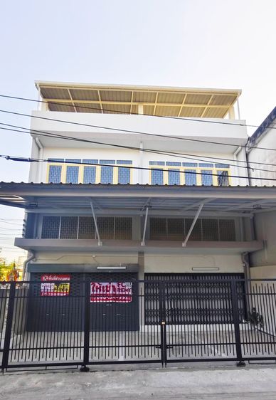 ให้เช่าอาคาร 3 ชั้น + ชั้นลอย และ ดาดฟ้า 540 ตร.ม. รีโนเวทใหม่ หน้ากว้าง 10 ม. จอดรถสบาย ทำออฟฟิศ คลังสินค้าได้ พร้อมแอร์ 3 ตัว รูปที่ 1