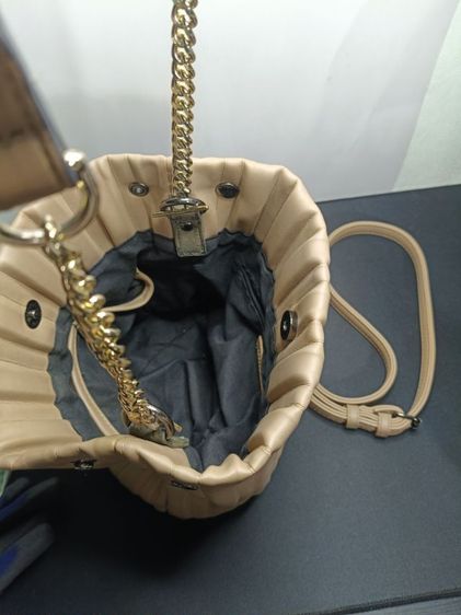 กระเป๋า Just In Case รุ่น PEARL (Minor Change) สีครีมเบจ ทรงถังสุดฮิต รูปที่ 7