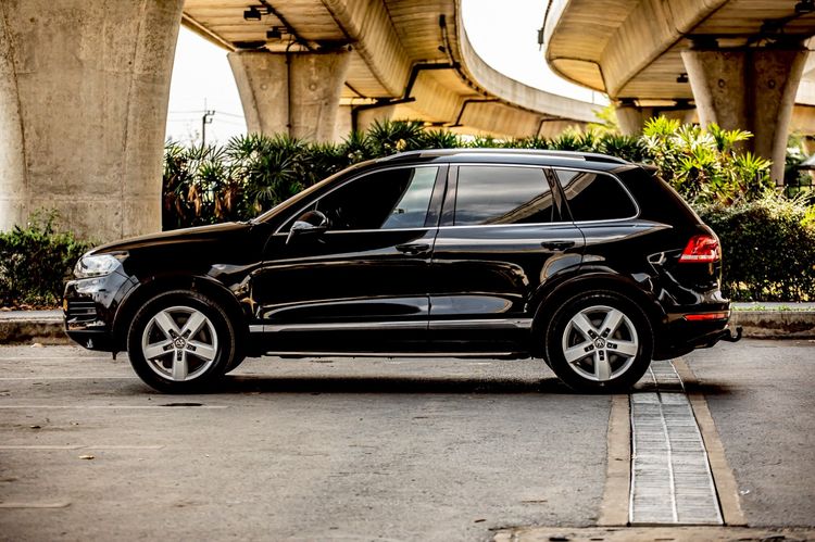 Volkswagen Touareg 2012 3.0 Hybrid 4WD Sedan ไฮบริด เกียร์อัตโนมัติ ดำ รูปที่ 4
