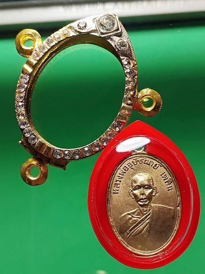 เหรียญหลวงพ่อเพลิน วัดหนองไม้เหลือง รุ่นเเรก ปี2495 เนื้อทองเเดงกะหลั่ยทอง สภาพสวยมากผิวเดิม เลี่ยมทองสวิสฝัวเพชรcz สวยงามอย่างดีครับ รูปที่ 3