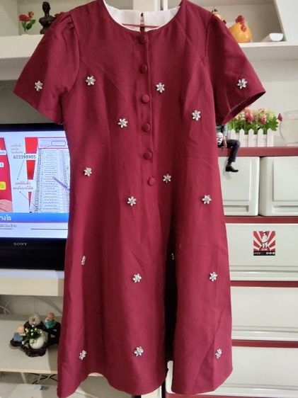 ชุดเดรสสีแดง อก44 ปกขาว ถ้าไม่ชอบปกสามารถเอาใส่ไว้ด้านในได้สภาพใหม่สุดๆ มีปกขา รูปที่ 3