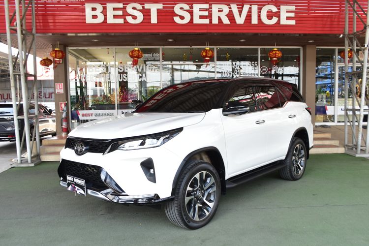 รถ Toyota Fortuner 2.8 Legender สี ขาว