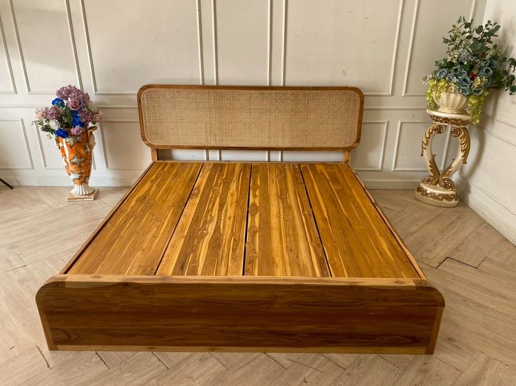 ใหญ่ เตียง 6 ฟุต ไม้สัก หัวเตียงไม้หวายสานตาข่าย พร้อมลิ้นชักข้างเตียง 
