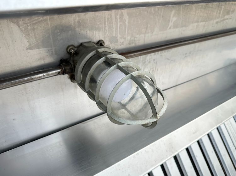 โครงฮูดดูดควันสแตนเลส เกรด 304 ตะแกรงปิด 6 แผ่น ปล่องดูดมี 3 ช่อง ด้านบนติดไฟส่องสว่าง (ขนาดกว้าง 345 CM.) รูปที่ 9