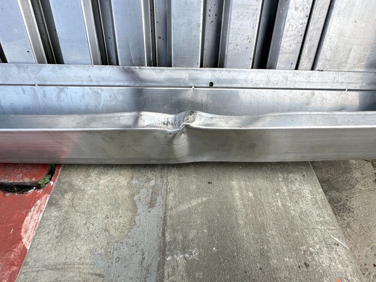 โครงฮูดดูดควันสแตนเลส เกรด 304 ตะแกรงปิด 6 แผ่น ปล่องดูดมี 3 ช่อง ด้านบนติดไฟส่องสว่าง (ขนาดกว้าง 345 CM.) รูปที่ 13