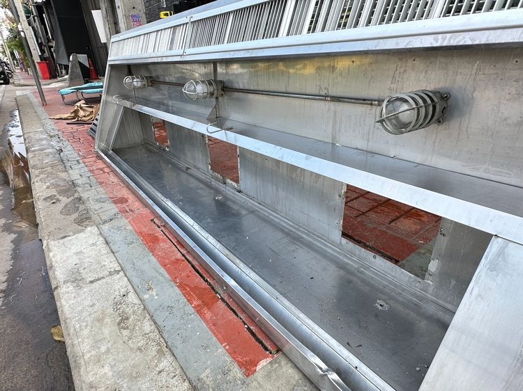 โครงฮูดดูดควันสแตนเลส เกรด 304 ตะแกรงปิด 6 แผ่น ปล่องดูดมี 3 ช่อง ด้านบนติดไฟส่องสว่าง (ขนาดกว้าง 345 CM.) รูปที่ 15