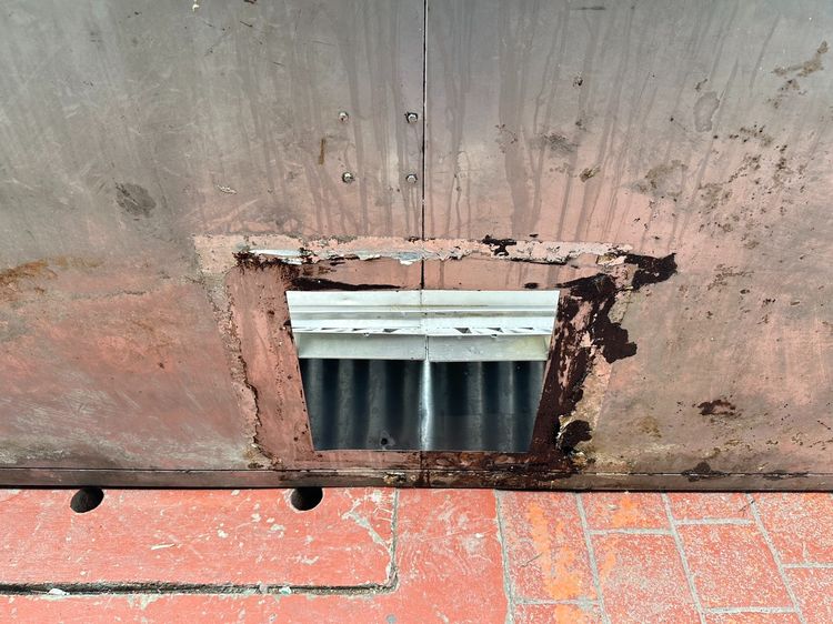 โครงฮูดดูดควันสแตนเลส เกรด 304 ตะแกรงปิด 6 แผ่น ปล่องดูดมี 3 ช่อง ด้านบนติดไฟส่องสว่าง (ขนาดกว้าง 345 CM.) รูปที่ 7