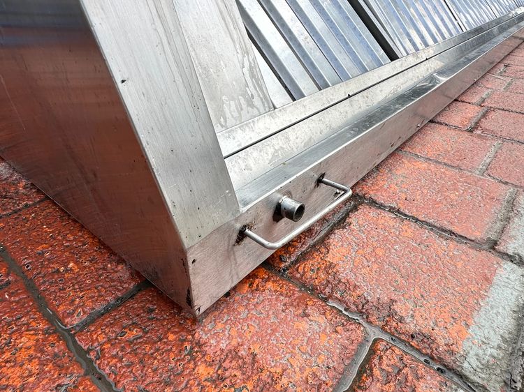 โครงฮูดดูดควันสแตนเลส เกรด 304 ตะแกรงปิด 6 แผ่น ปล่องดูดมี 3 ช่อง ด้านบนติดไฟส่องสว่าง (ขนาดกว้าง 345 CM.) รูปที่ 14