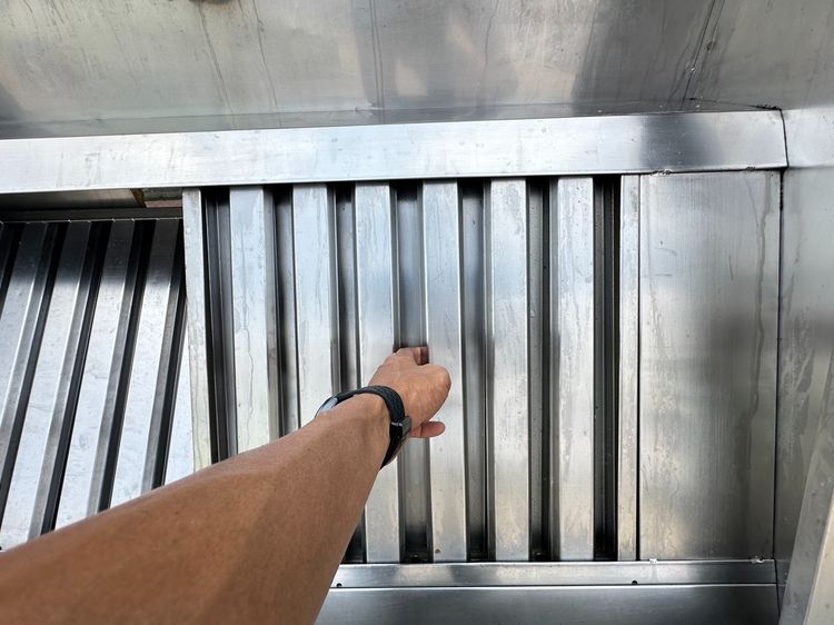 โครงฮูดดูดควันสแตนเลส เกรด 304 ตะแกรงปิด 2 แผ่น ด้านบนติดไฟส่องสว่าง (ขนาดกว้าง 130 CM.) รูปที่ 6