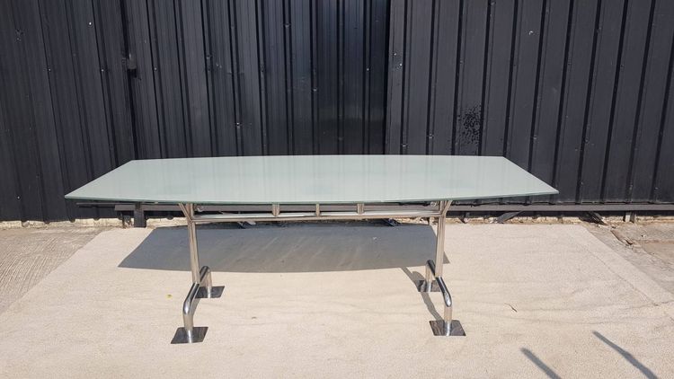 โต๊ะประชุม 6-8 ที่นั่ง ท็อปกระจก ขาเหล็ก