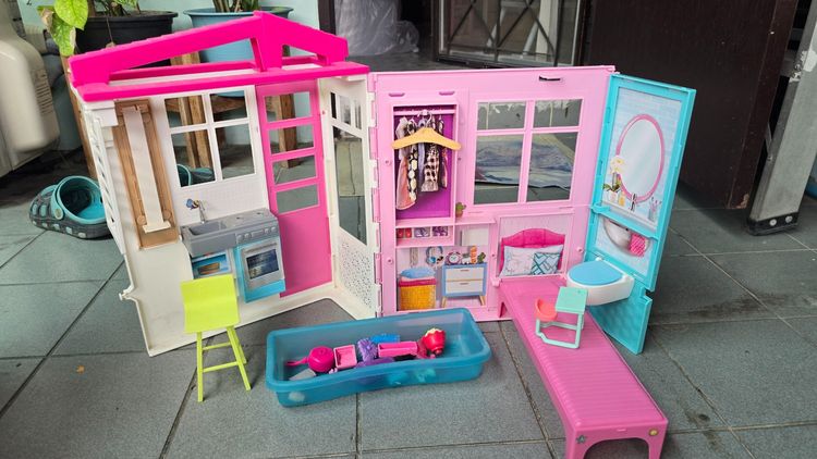 ตุ๊กตาและบ้านตุ๊กตา บ้านตุ๊กตา barbie มือสอง(B3)