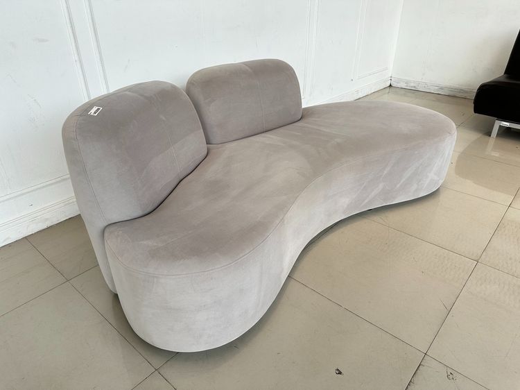 โซฟาโค้ง เบาะกำมะหยี่เทา ไตล์โมเดิร์น โครงไม้ MDF ขาพลาสติกสีดำ  รูปที่ 2