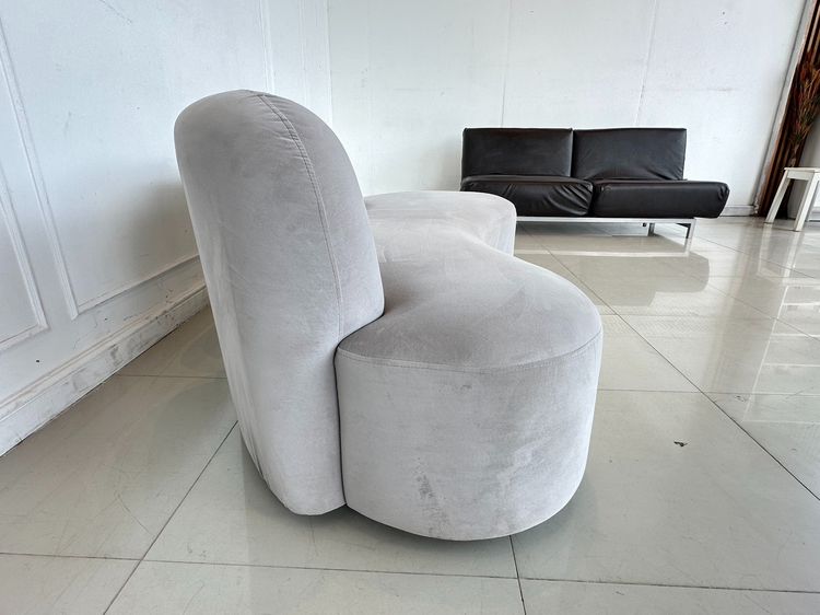 โซฟาโค้ง เบาะกำมะหยี่เทา ไตล์โมเดิร์น โครงไม้ MDF ขาพลาสติกสีดำ  รูปที่ 8