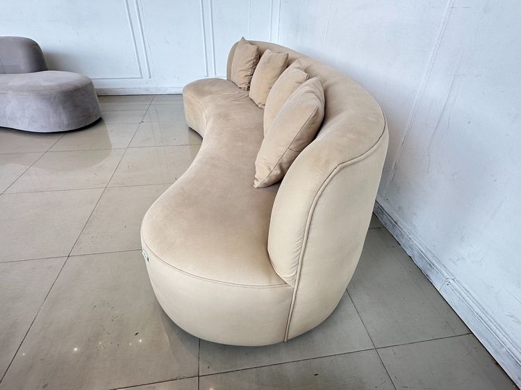 โซฟาโค้ง เบาะกำมะหยี่สีครีม หมอนอิง 4 ใบ โครงไม้อัดขาพลาสติกสีดำ รูปที่ 5