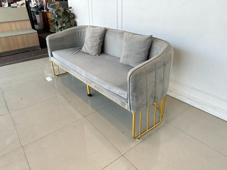โซฟา 3 ที่นั่ง เบาะผ้าสีเทา โครงเบาะและพิงหลังไม้ MDF ขาเหล็กสีทอง  รูปที่ 4