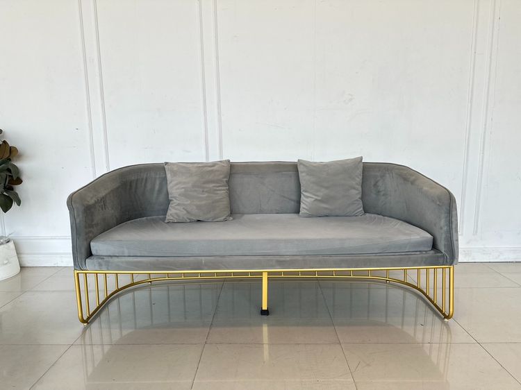 โซฟา 3 ที่นั่ง เบาะผ้าสีเทา โครงเบาะและพิงหลังไม้ MDF ขาเหล็กสีทอง 