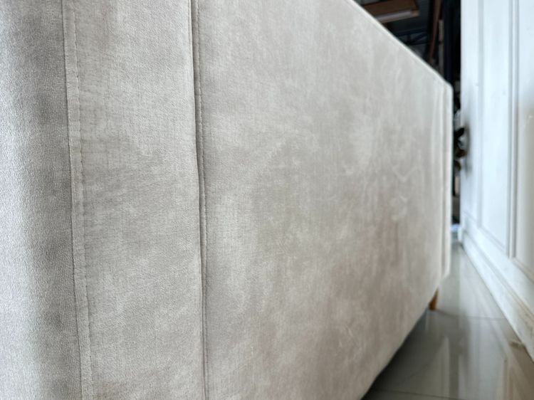 โซฟา 2 ที่นั่ง แบรนด์ INDEX เบาะผ้ากำมะหยี่สีเทา โครงขาไม้สน พร้อมสตูล รูปที่ 6