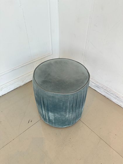 สตูล ทรงกลม เบาะผ้ากำมะหยี่สีเทา ข้างจับจีบ รูปที่ 2