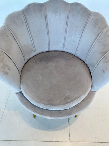 เก้าอี้อาร์มแชร์ เบาะผ้ากำมะหยี่สีเทา พิงหลังทรงเปลือกหอย รูปที่ 9